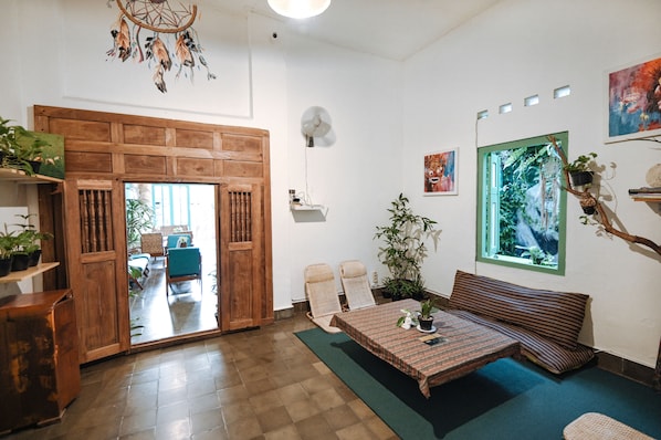 Living area - Snooze Guesthouse Yogyakarta - Hostel (Yogyakarta)