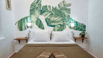 Habitación básica, 1 cama Queen size, baño compartido | Tabla de planchar con plancha, wifi gratis y ropa de cama