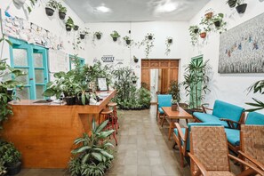 Reception - Snooze Guesthouse Yogyakarta - Hostel (Yogyakarta)