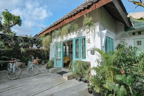 Front of property - Snooze Guesthouse Yogyakarta - Hostel (Yogyakarta)