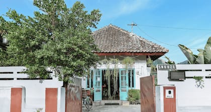 Snooze Guesthouse Yogyakarta - Hostel
