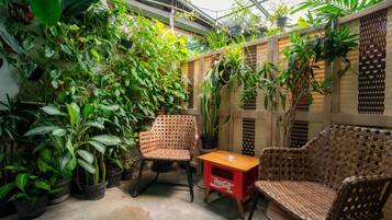 Standard Room, 1 Queen Bed | Iron/ironing board, free WiFi, bed sheets