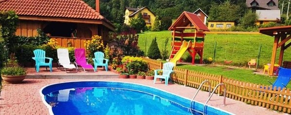 Piscine extérieure, chaises longues