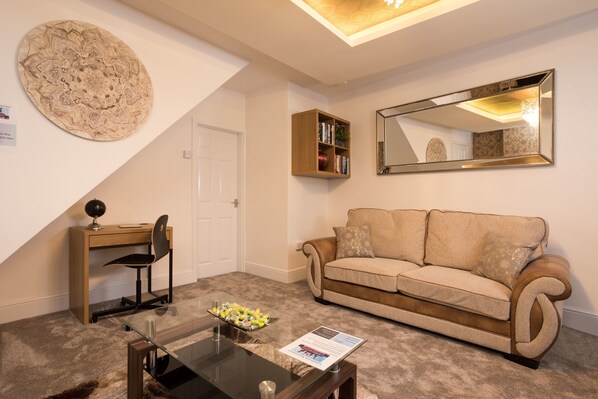 Apartment, 3 Bedrooms, Non Smoking | Living area