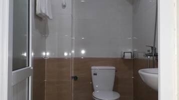 Shower, sandal, dan handuk