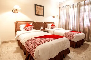 Quarto duplo standard | Escrivaninha, Wi-Fi de cortesia, roupa de cama