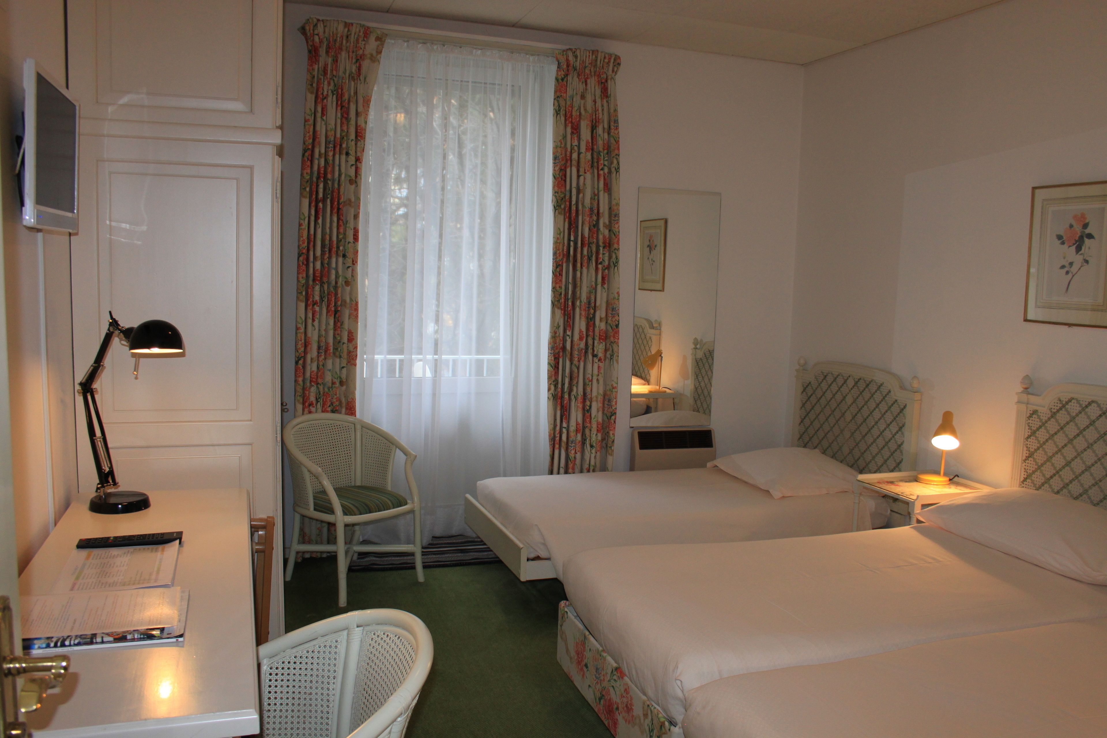 standard triple room, 3 single beds, non smoking | 1 bedroom, down duvets, minibar, blackout curtains