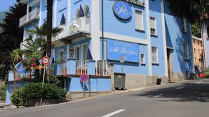 A blue building with balconies and a sign for "Ristorante Al Bidilino." - Piccolo Hotel (Muralto)