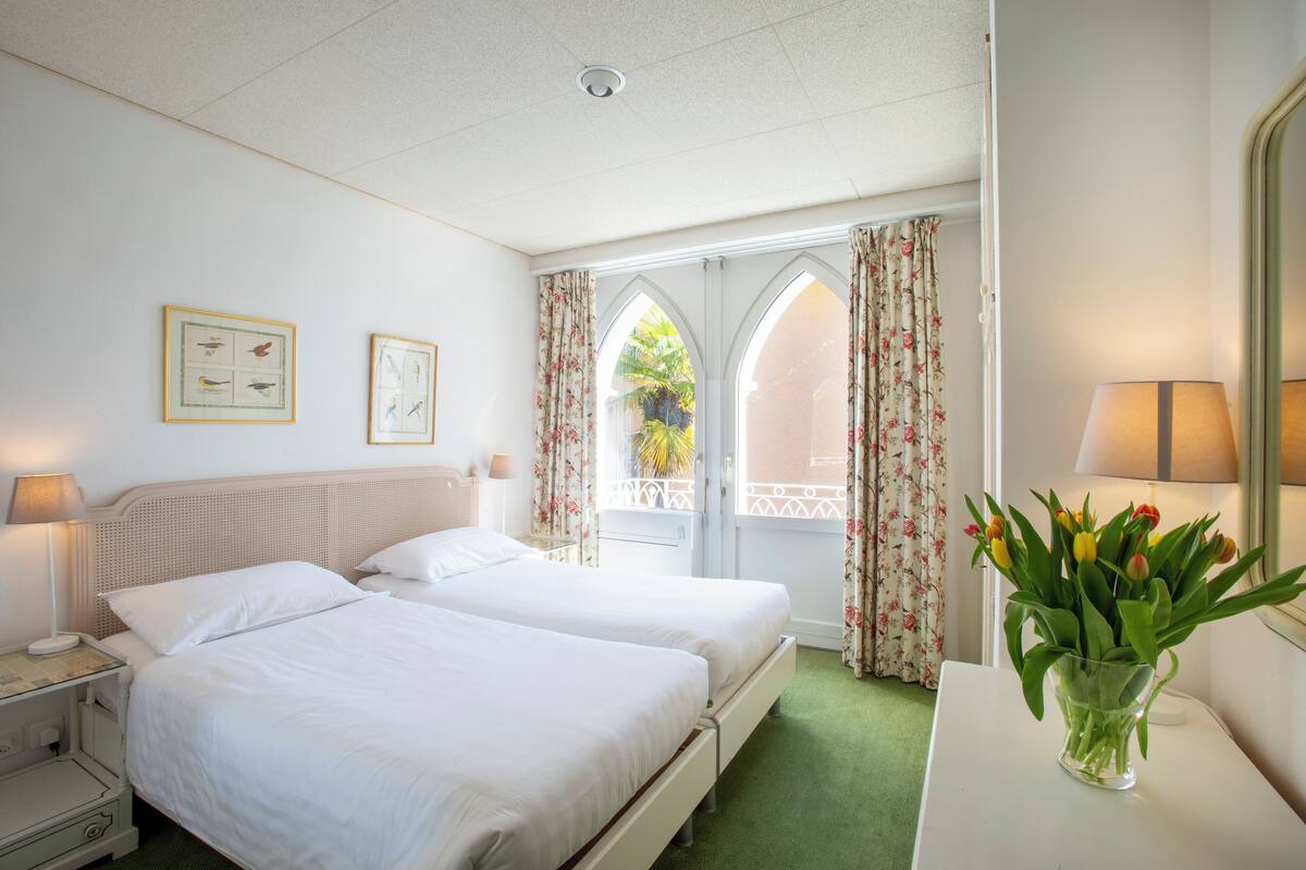 basic double room, 2 single beds, non smoking | 1 bedroom, down duvets, minibar, blackout curtains