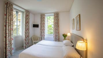 Basic Double Room, 2 Twin Beds, Non Smoking | Down comforters, minibar, blackout drapes, free WiFi