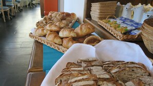 A buffet with bread, pastries, and packaged goods. - Piccolo Hotel (Muralto)