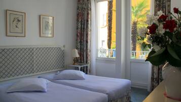 Dobbeltrom – standard, flere senger, ikke-røyk | Dundyner, minibar, blendingsgardiner og wi-fi (inkludert)