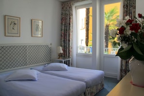 Standard-Doppelzimmer, Mehrere Betten, Nichtraucher | Daunenbettdecken, Minibar, Verdunkelungsvorhänge, kostenloses WLAN