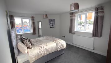 2 habitaciones, muebles diferentes y cortinas blackout