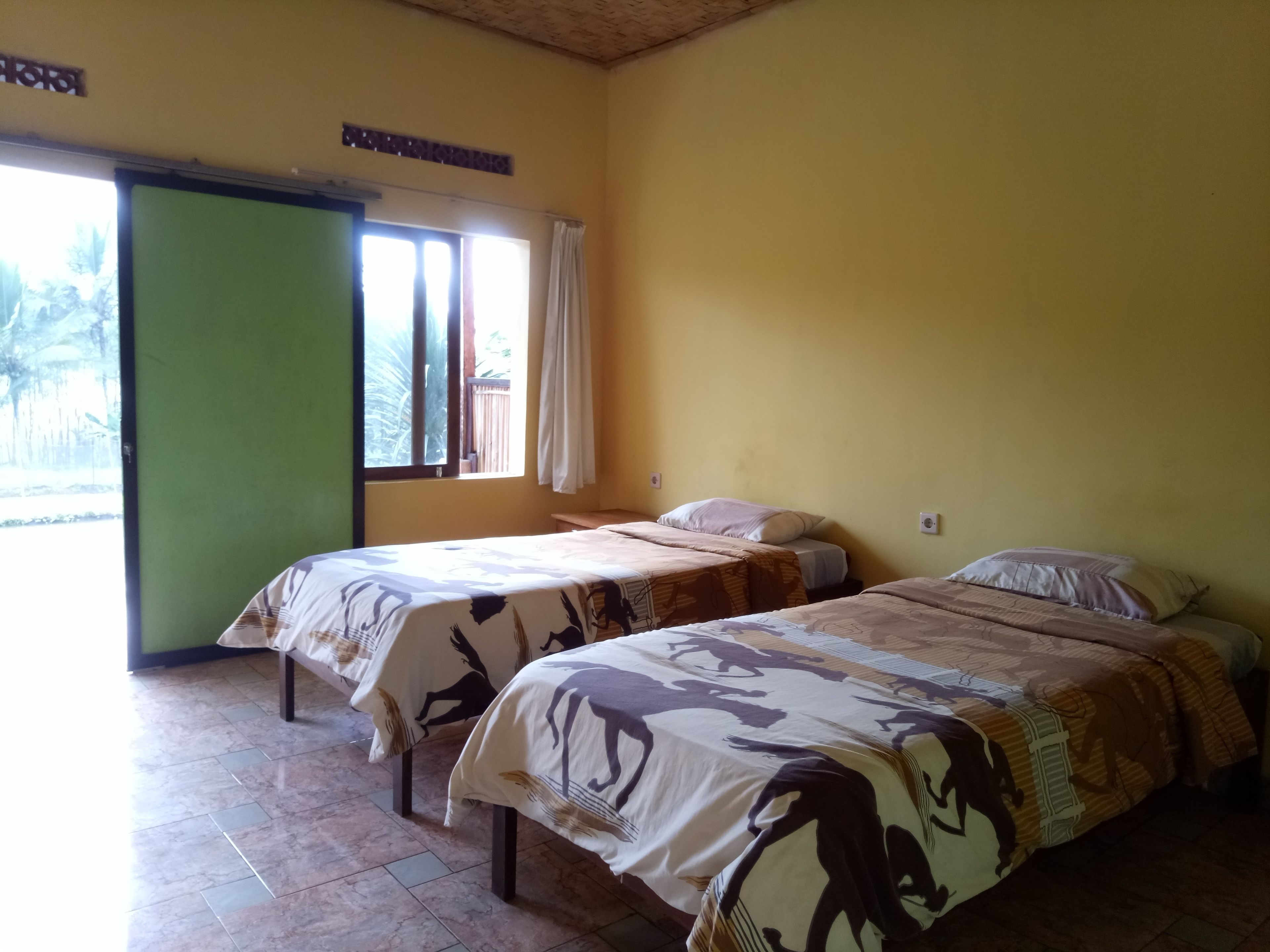 أسرّة قابلة للطي وملاءات أسرّة