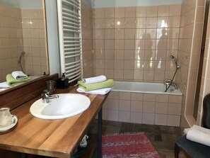 Phòng Suite (Diane) | Phòng tắm | Bồn tắm và buồng tắm vòi sen riêng, máy sấy tóc, khăn tắm