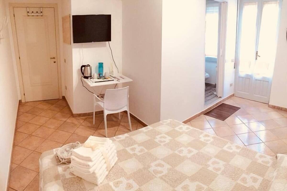 In-room safe, free WiFi, bed sheets