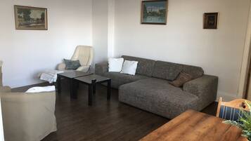 Familie appartement, Meerdere bedden, niet-roken, uitzicht op zee | Woonkamer