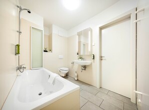 Suite, 2 Bedrooms | Bathroom | Deep soaking tub, hair dryer, heated floors, towels - Jimmy's Apartments Siena  (Vienna)