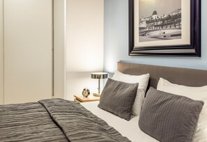 Suíte, 1 quarto, sacada | Cofres nos quartos, escrivaninha, ferros/tábuas de passar roupa