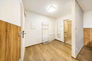 Suíte, 1 quarto, sacada | Área de estar | Smart TV 105 cm com canais via satélite, TV, pisos aquecidos