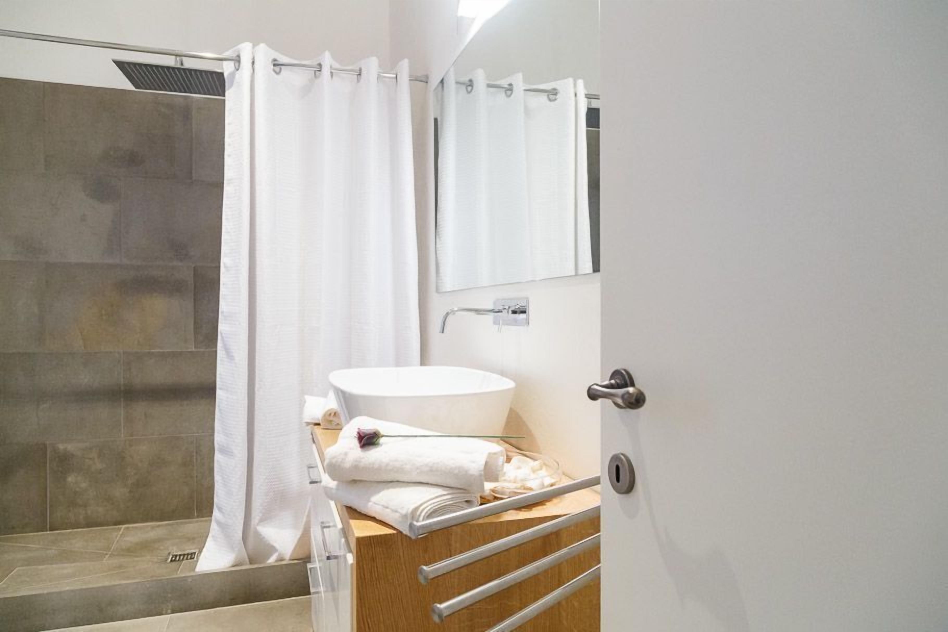 Douche, sèche-cheveux, bidet, serviettes fournies