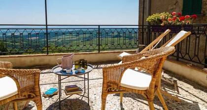 CHARMING HOUSE IN HISTORIC TOWN CENTRE - ART-STUDIO In Cerca D'Autore