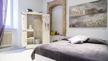 2 camere, una scrivania, ferro/asse da stiro, culla da viaggio