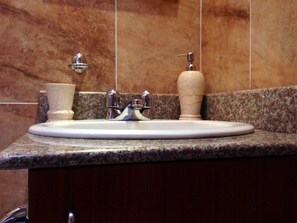 Combined shower/bathtub, towels