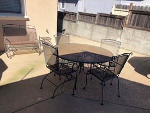 Outdoor dining - Comfortable Vacation Home Near ~SFO~ Airport (San Bruno)