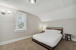 2 bedrooms, desk, iron/ironing board, free WiFi - Lansing Home |  2BR Between MSU & Old Town (Lansing)