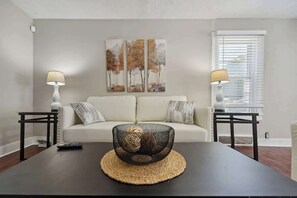 Smart TV - Lansing Home |  2BR Between MSU & Old Town (Lansing)