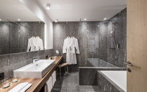 Amenidades de baño gratuitas, secadora de cabello, batas, pantuflas 