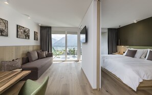 Junior appartement | Hypoallergeen beddengoed, een kluis op de kamer, een bureau