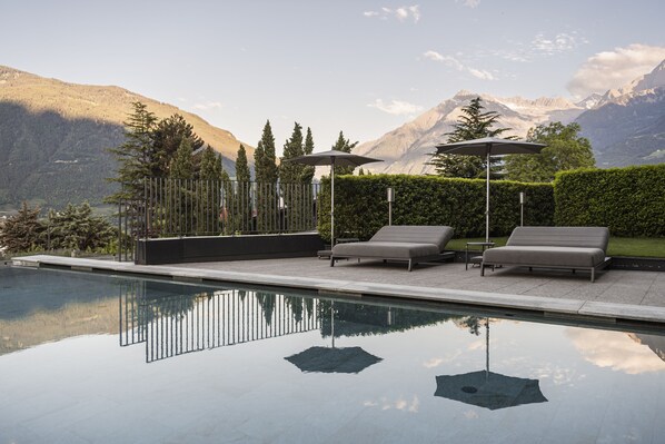 Außenpool, geöffnet von 07:00 Uhr bis 20:30 Uhr, Sonnenschirme