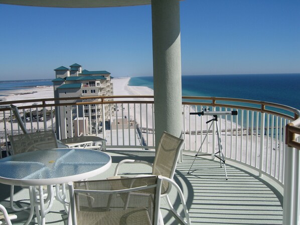 Outdoor dining - Beach Colony East, Magnificent 17th Floor Penthouse Views, directly beachfront (Navarre Beach)