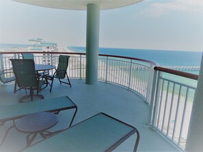 Outdoor dining - Beach Colony East, Magnificent 17th Floor Penthouse Views, directly beachfront (Navarre Beach)