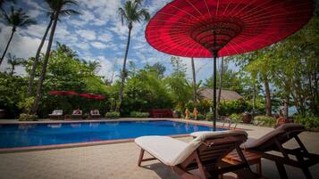 Una piscina al aire libre