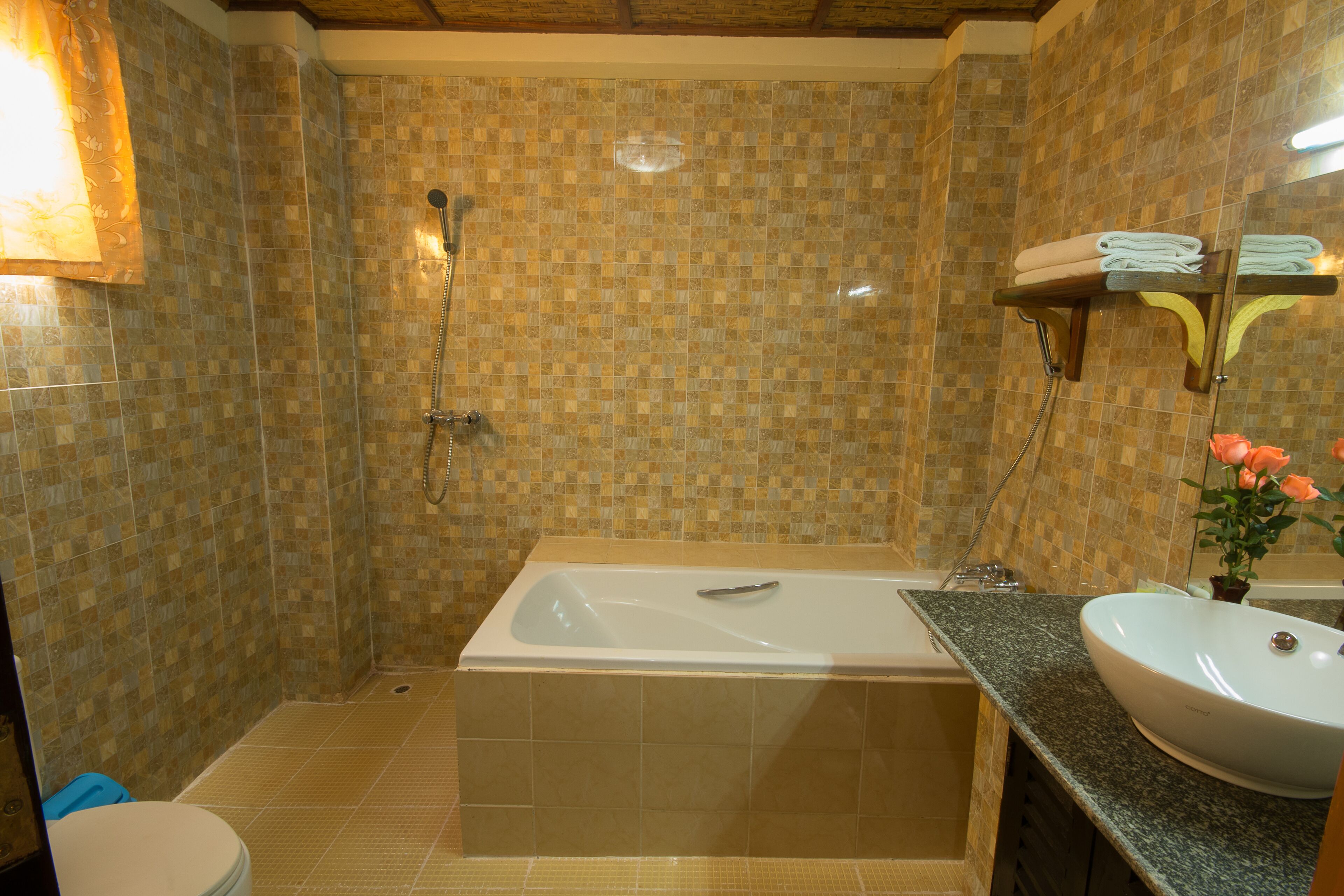Un baño con bañera, lavamanos y ducha.