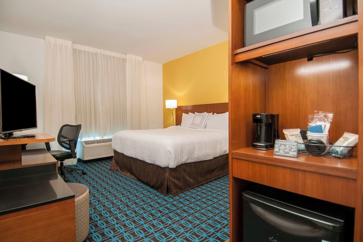Room, 1 King Bed | Desk, iron/ironing board, rollaway beds, free WiFi