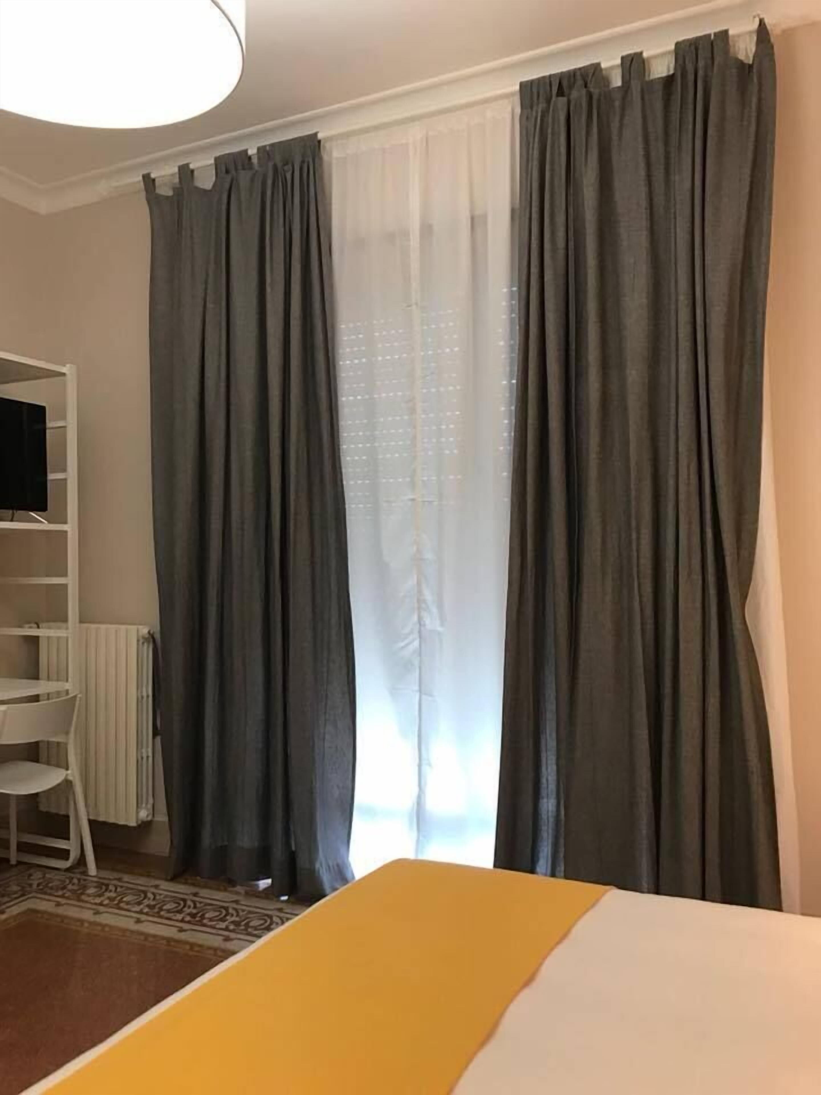 Desk, soundproofing, free WiFi, bed sheets