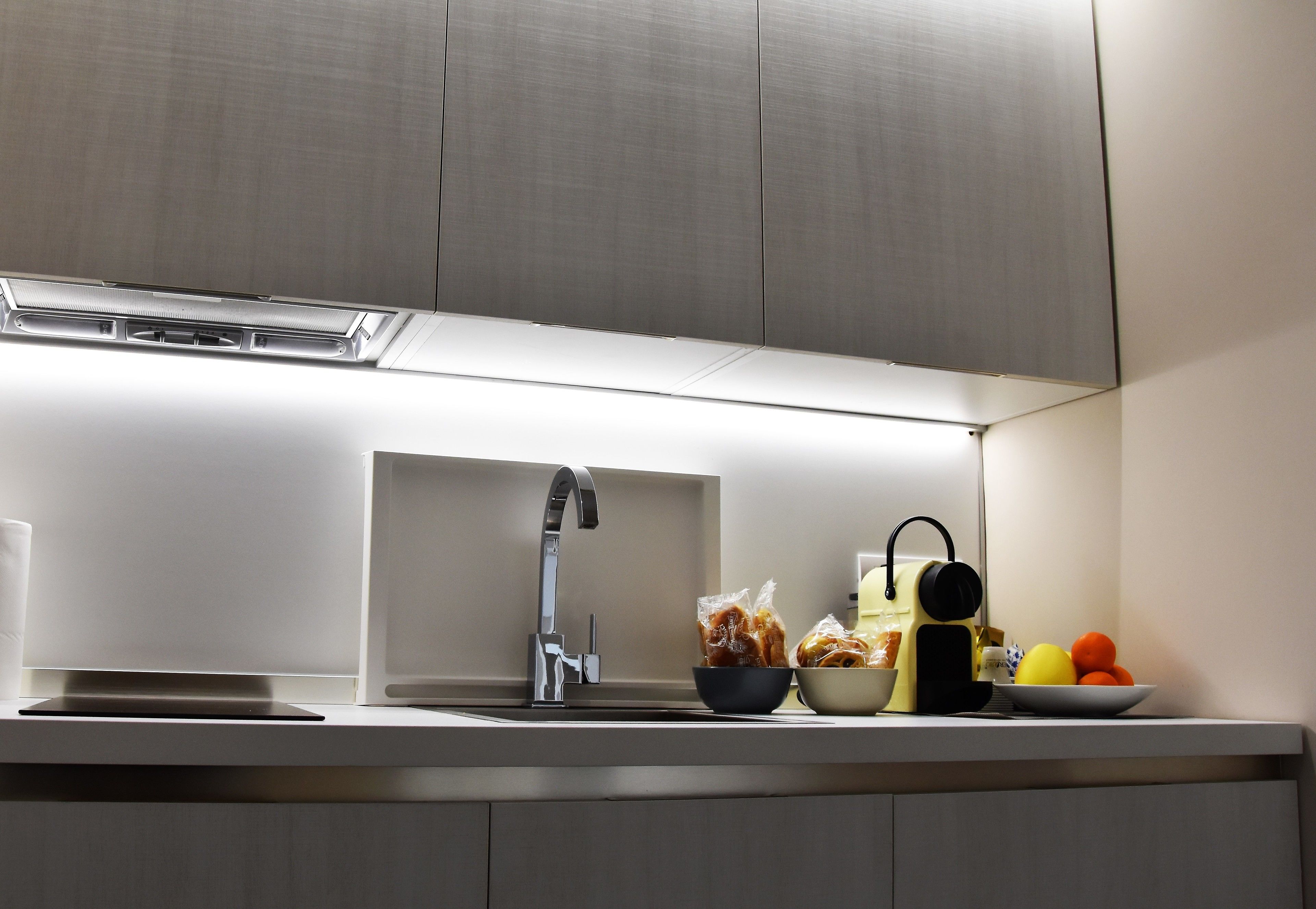 Suite junior, cocineta | Cocineta privada | Refrigerador, horno, parrilla de estufa y lavavajillas 