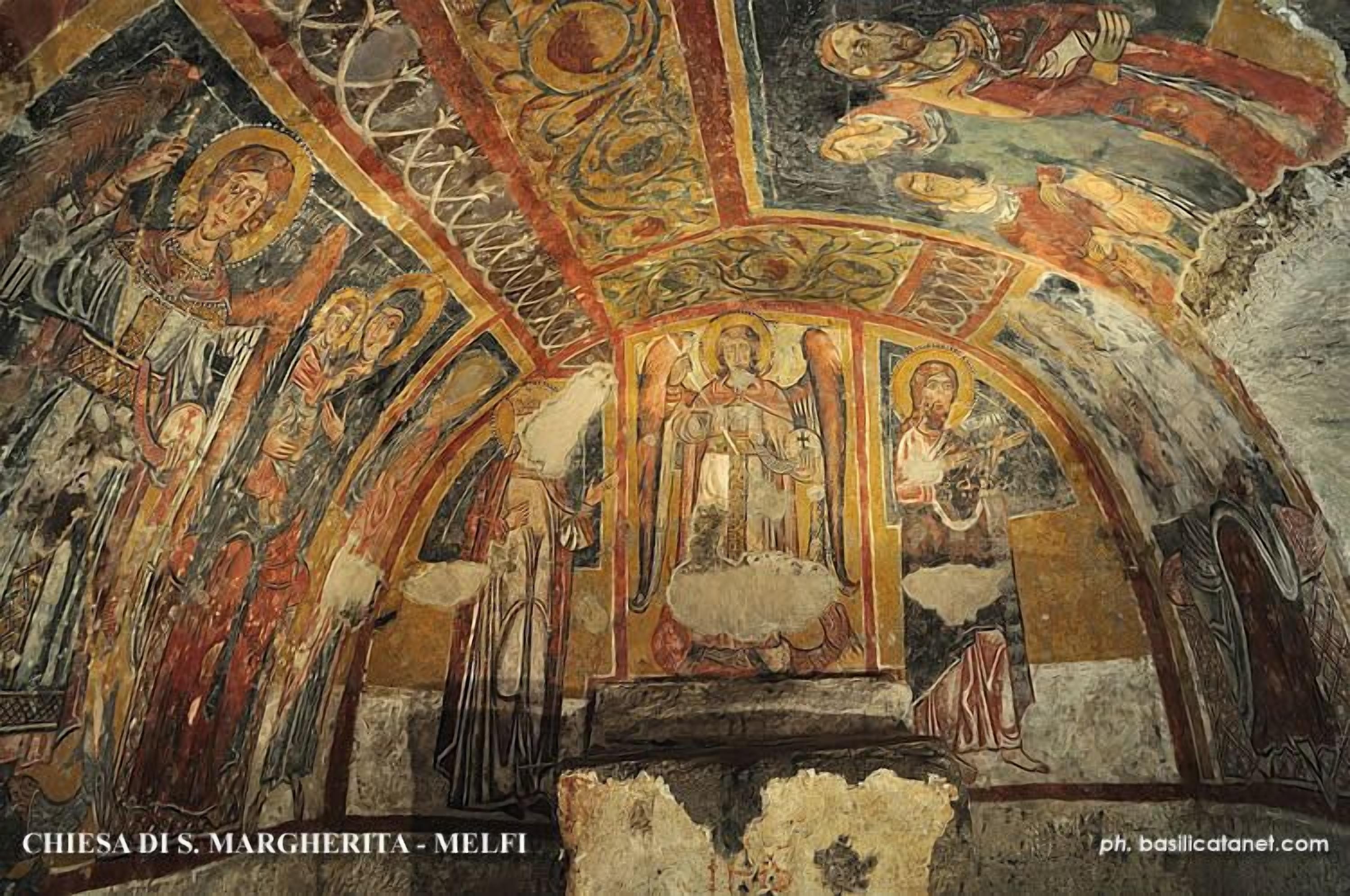 Un detallado mosaico con figuras religiosas y motivos geométricos.