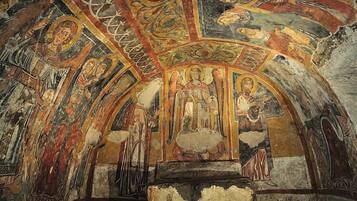 Un detallado mosaico con figuras religiosas y motivos geométricos.