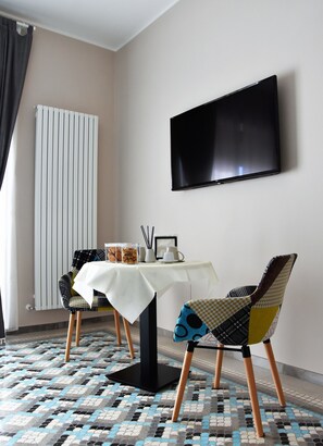 Junior Suite, Kitchenette | Living area | Flat-screen TV - Casa Isabela Luxury Rooms (Melfi)