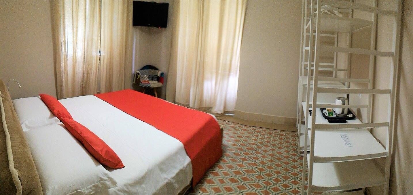 Desk, soundproofing, free WiFi, bed sheets