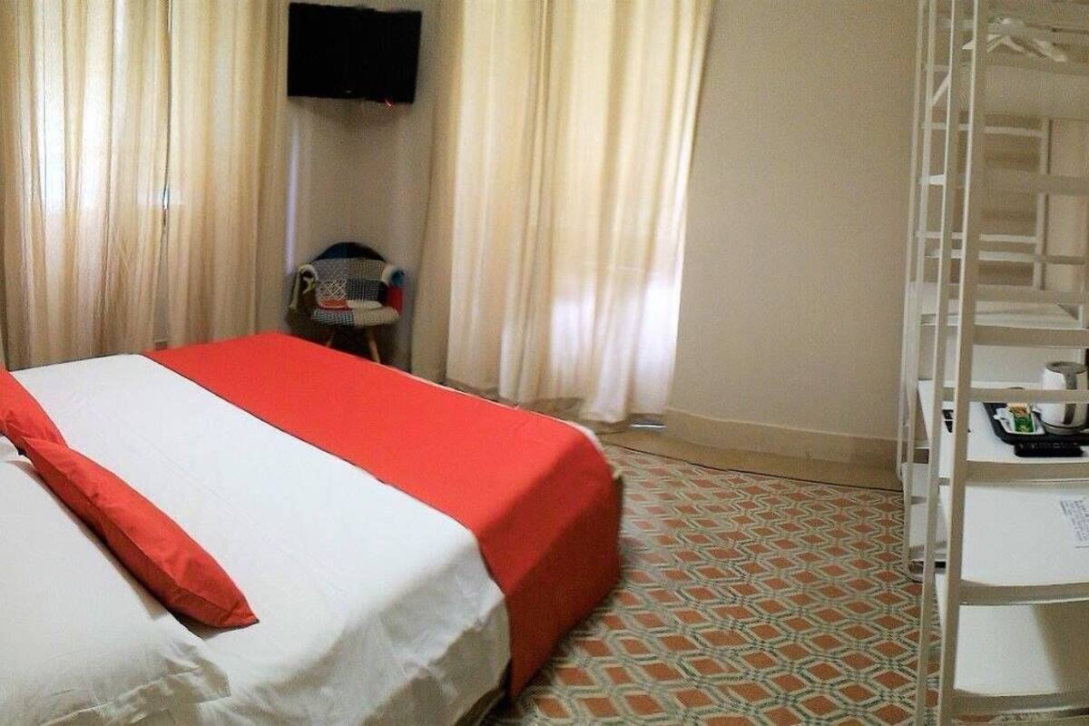 Desk, soundproofing, free WiFi, bed sheets