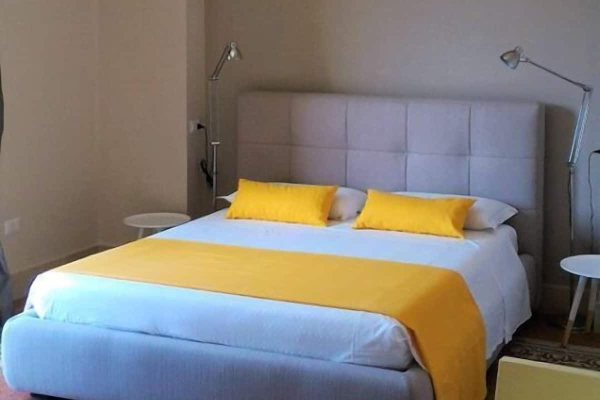 Executive Triple Room | Desk, soundproofing, WiFi (free), bed sheets