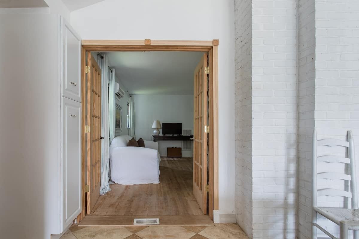 3 soverom, skrivebord, strykejern/-brett og reiseseng for barn