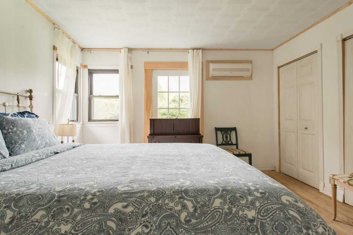 3 slaapkamers, een bureau, een strijkplank/strijkijzer, reisbedje